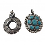 Dois pedantifes medalhões em prata, 1 deles com turquesa e o vasado contrastado, 925.