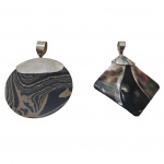 Dois pedantifes castroados em prata, um em madrepérola e outro em pedra rajada, 6 x 6 e Diam. 5 cm. 46,5g. bruto