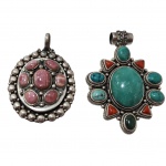Dois pedantifes em prata, um deles com coral e turquesa e outro em rodocrosita, 60,7 g. bruto.