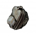 Um anel em prata e madrepérolas aro 22. 47,8 g. bruto.