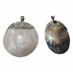 Dois pedantifes em prata e madrepérolas um deles, com ametista, Diam. 8 e 9 x 6 cm. 94,6 g.