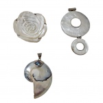 Três pedantifes em prata, uma delas contrastada 925 e madrepérolas, 75,3 g.