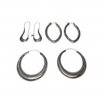 Três  brincos de prata, sendo dois argolas, 39,6 g.