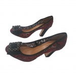 Par de sapatos femininos nº 37 by Ferruci executado em renda e fivela, semi novo.