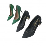 Dois pares de sapatos femininos nº 37  salto agulha, um verde by Datelly e um preto e dourado by Carmem Steffens.