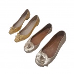 Dois pares de sapatos femininos de salto baixo nº 37 by Luz da Lua executados em couro um  dourado nunca usado e outro ouro antigo semi novo.