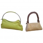 Par de bolsas femininas uma com lantejoulas e alça de madeira representando cobra e outra em couro verde abacate by Claudina, Com. 24, Alt. 12 e  33, Alt. 12 cm.