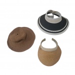 Um chapéu e duas viseiras e uma  das viseiras Manly.