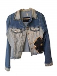 Jaqueta Jeans feminina, Tam. M. 100% algodão by Blue Banana, destroyer e com apliques e bordados, ombro 37, Com. 51 cm.