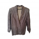 Casaco feminino Tam. 44 em couro argentino na cor castor Uru Sweaters, com leves marcas de uso, ombro 47, Com. 72 cm.