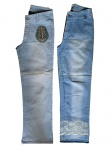 Duas calças jeans com elastano, femininas, Tam. G. by Jorane Rabelo, uma delas com escudo Imperial em uma das pernas, Cintura 74, Com. 92 cm.