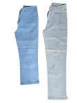 Duas calças jeans femininas, Tam. 42, Laço que Faço e Dardak panta court, ambas com strass nos bolsos e pernas, Cintura, uma delas com marcas de queimado de sol em uma das pernas, Cintura 72, Com. 84 cm.