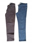Duas calças compridas jeans femininas com elastano, Tam. 48 by Bebela, bolso traseiro bordado e  Laço que Faço na cor marrom, parte frontal das laterais das pernas tacheadas, Cintura 88, e 74, Comp. 100,