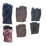 Três pares de luvas femininas meio dedo, dois pares em couro e um par de lã xadrez.