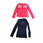 Duas blusas femininas Tam. M. de manga comprida, a vermelha  by Gags com bordados de lantejoula na parte frontal e franja nas costas, a preta by Yes Classic com babados na gola, ombro 40, Com. 56 cm.