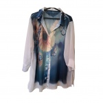 Camisa feminina, Tam. 50, viscose estampada sobre fundo branco, mangas 3/4, apresenta pontos de costura solto na manga, ombro 40, Com. 66 cm.