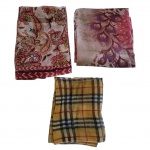 Três lenços acessórios femininos em seda e poliéster e tamanhos texturas diversas, 180x  92 -  124 x 46 - 100 x 100 cm.