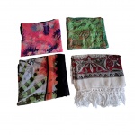 Quatro lenços acessórios femininos em viscose e poliéster estampado, tamanhos diversos, 200 x 100, 208 x 100,  210 x 100 e 77  x 77 cm.