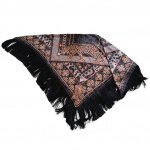 Chale triangular by Carmem Steffens em poliéster estampada motivo onça e franjas pretas,  100 x 50 cm.