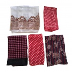 Cinco peças femininas, tamanhos e texturas diversas, 2 lenços pequenos, 1 lenço convencional e 2 cachecóis, 100 x 96, 50 x 50  46 x 46  136 x 32 e 154 x 30 cm.