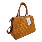 Bolsa Schütz em couro matelassê na cor caramelo com etiqueta original, a alça apresenta leve melado no couro, 33 x 23 cm.