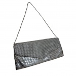 Carteira feminina by Jessica Mc Clinctock, executada em malha prateada, 31 x 13 cm.