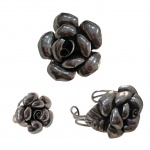 Uma pulseira, 1pedantife e 1 anel aro 17 em prata contrastada 925 representando flor, Diam. 9 cm. 106,7 g.