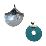 Dois pedantifes em prata uma com mandala em turquesa e outra em madrepérola e abalone, 7 x 7 - Diam. 6 cm. 46,5 g. bruto.