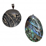 Par de pedantifes com prata sendo um com cabochon e outro com pedra rajada, 11 x 7 e Diam. 7 cm, 59,5 g. bruto