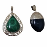 Par de pedantifes com prata sendo um com turmalina azul e outra com malaquita, 6 x 5 e 7 x 7, 81,7 g.