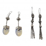 Dois pares de brinco em prata um deles com pendente em pedra da lua. Com. 10,7 cm. 32,2 g. bruto.