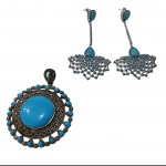 Um par de brincos e um pedantife em prata com turquesas e cascalhos de brilhantes, Diam. 5, Com. 7 cm. 39,3 g.