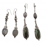 Dois pares de brincos em prata, um deles com pedra da lua e outro em malaquita, 37,1 g.