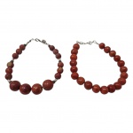 Par de pulseiras em coral e prata, Com. 20 cm.