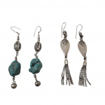 Dois pares de brincos em prata, um deles com turquesa, Com. 11 e 8 cm. 31,7 g. bruto