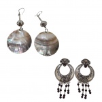 Dois pares  de brincos em prata contrastados 925,  um deles com opalina e outro com pedras rubi, Diam. 3,5 cm. 29,1 g. bruto.