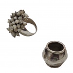 Um anel com pedras peroladas e um berloque em prata, 35,8 g. bruto