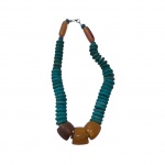 Colar executado em turquesa, âmbar e madeira, Com. 25 cm.