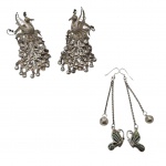 Dois pares de brincos em prata contrastada 925 um deles representando pássaro apoiado em saia em movimento e outro com borboleta e esfera, 20,1 g.