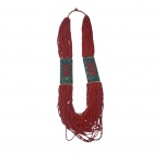 Max Colar torsadex executado com 30 fios de miçangas coral, com 2 medalhões retangulares em bronze adornados com coral e turquesa, Com. 44 cm.