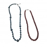 Um colar com turquesa e uma gargantilha em coral, Com. 29 e 20 cm.