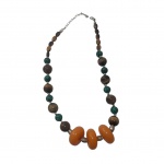 Colar executado com olho de tigre, turquesa, âmbar e metal prateado, Com. 23 cm.