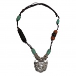 Max Colar indiano cm turquesa, âmbar e medalhão em metal com brasão de elefante, Com. 42 cm.