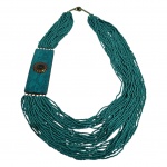 Max Colar torsadex executado com 30 fios de miçangas verdes, com  medalhão retangular em bronze adornados com turquesa, Com. 42 cm.