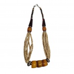 Colar executado com âmbar e contas e marfinite, Com. 28 cm.