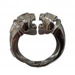 Bracelete  executado em aço representando cabeças de panteras, Diam. 8 cm.