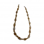 Colar executado em ágata, Com. 32 cm.