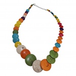 Colar executado em pedras circulares coloridas, Com. 27 cm.