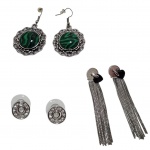 Três  pares de brincos bijouterias sendo 2  com pedras e 1 com pedras  brilhantes.