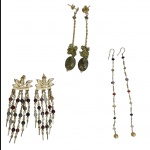 Três pares de  brincos bijouterias em metal dourado com pedrarias,